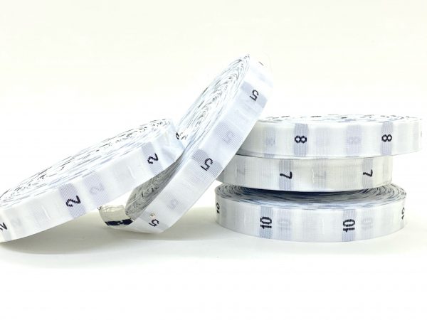ETIQUETAS DE TALLE BORDADO BLANCO x 10 ROLLOS